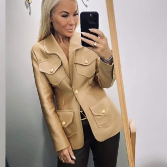Signé blazer with gold buttons