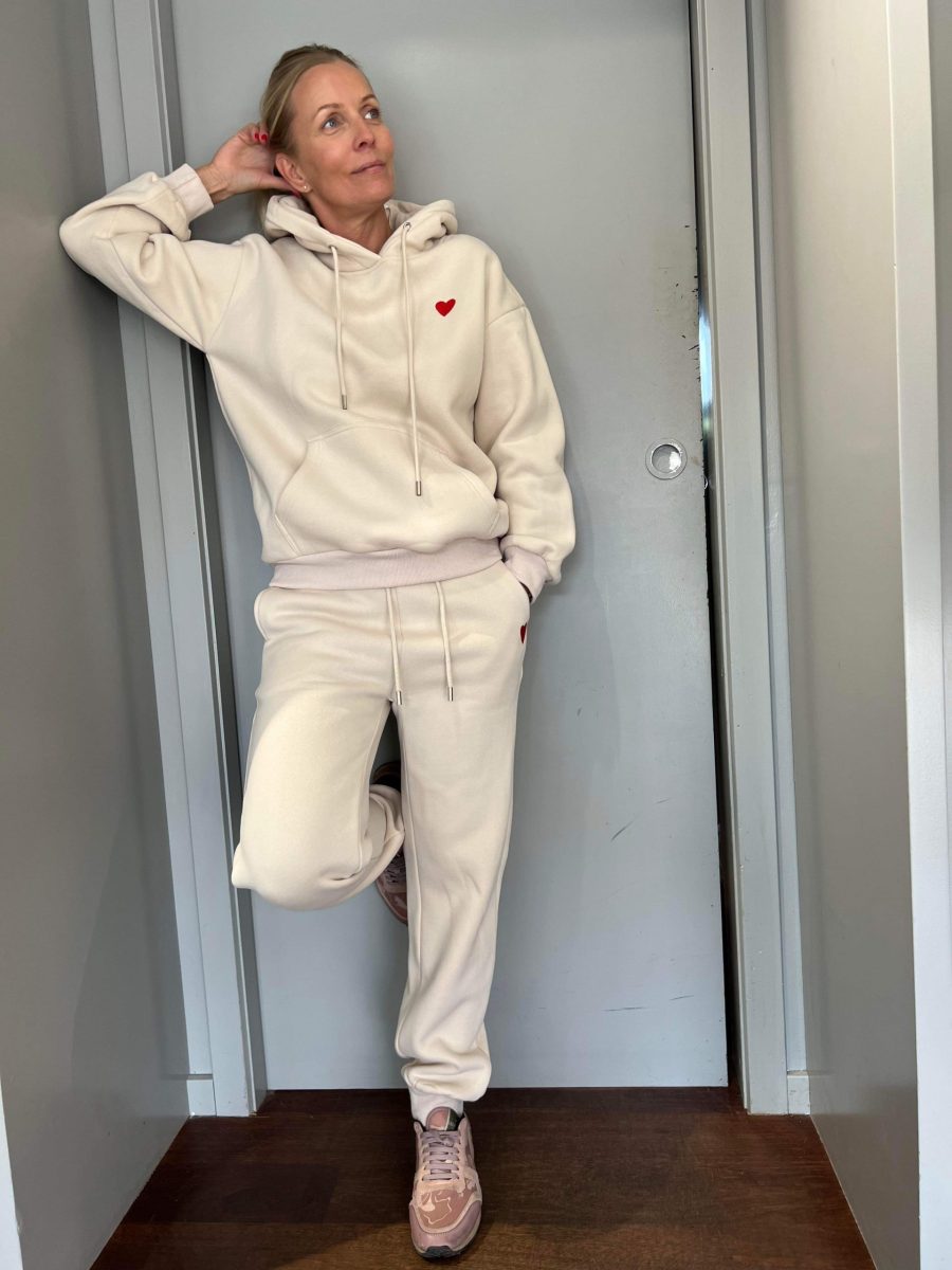 Lara heart joggers beige - Image 2