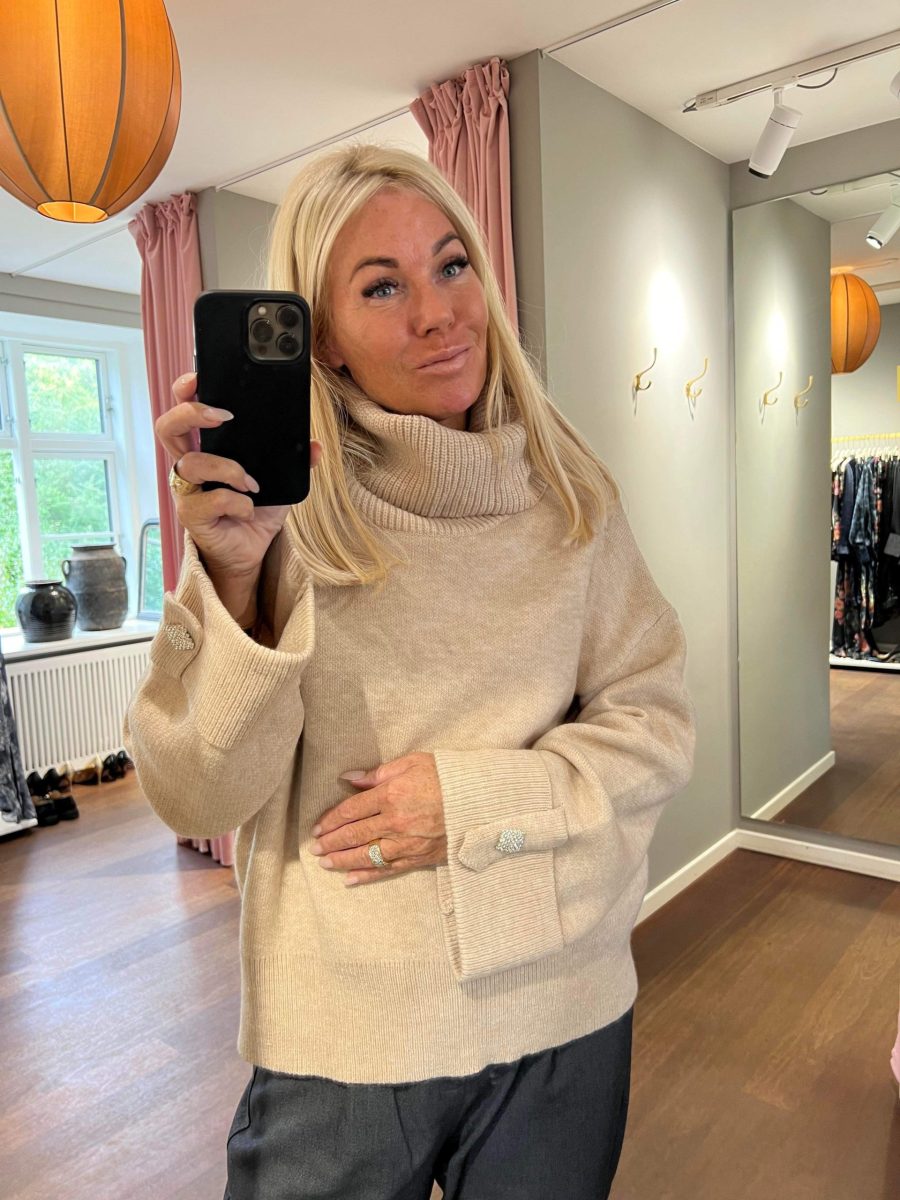 Lara oversized turtleneck sweater beige