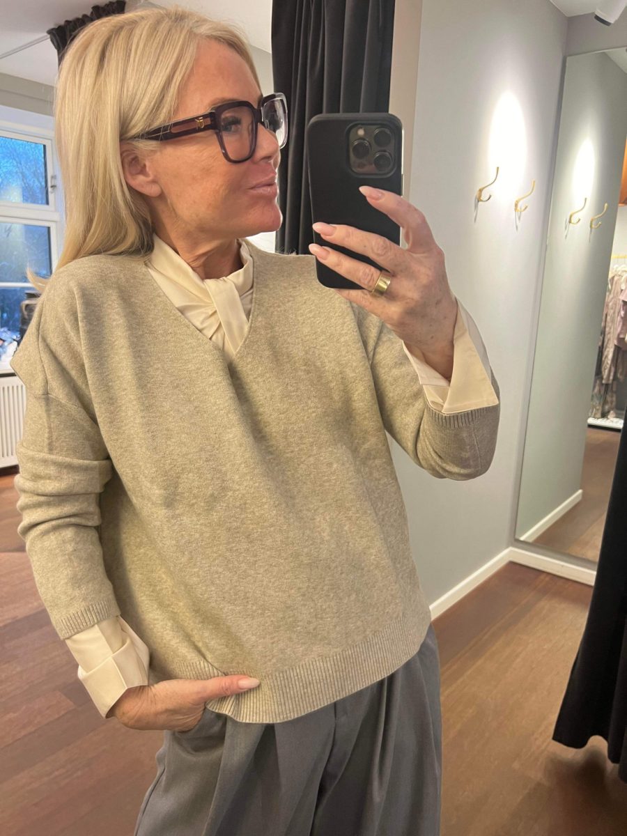 Lara knit v neck beige - Image 2