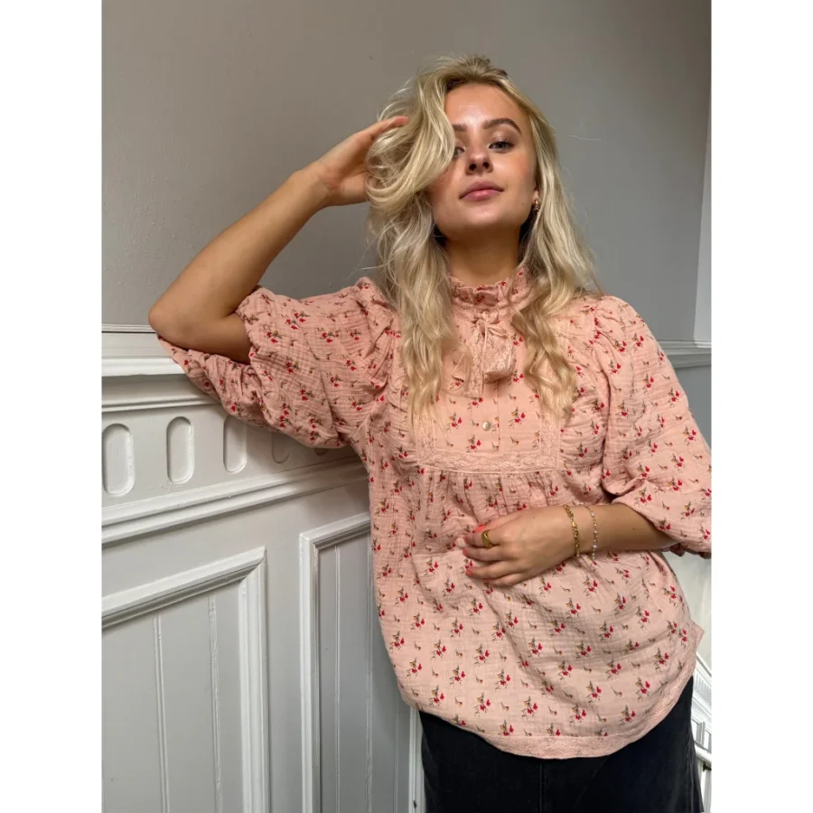 Stories from the atelier breeze blouse rose - Image 4