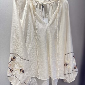 BB embroidery blouse creme
